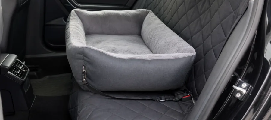 Auto-Hundebett und -Schonbezug: Sicherheit und Komfort beim Transport